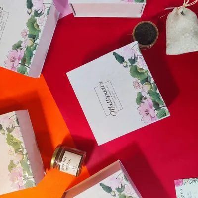 Here's a closer look at our custom wedding favor boxes. Each box can be filled with a selection of goodies, such as a jar of gourmet nuts, a pouch of fine tea leaves, and other thoughtful treats for your guests.