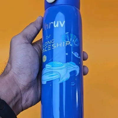 This fancy themed kids' bottle features a cool spaceship design and can be personalized with a name. It's made from premium stainless steel and keeps drinks hot or cold for hours.