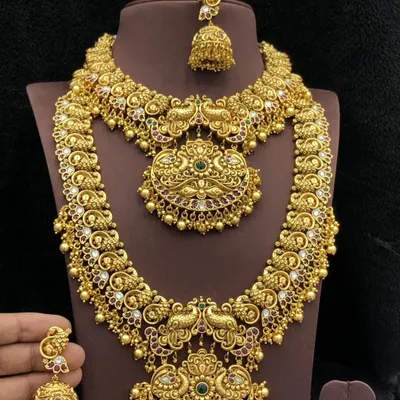 This is the epitome of South Indian bridal jewellery. A magnificent rental set with a choker and long haar, both featuring intricate peacock and temple motifs.