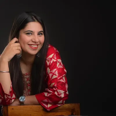 A perfect headshot for a matrimonial profile. The warm smile and direct eye contact create a friendly and inviting impression, while the composition leaves space for text.