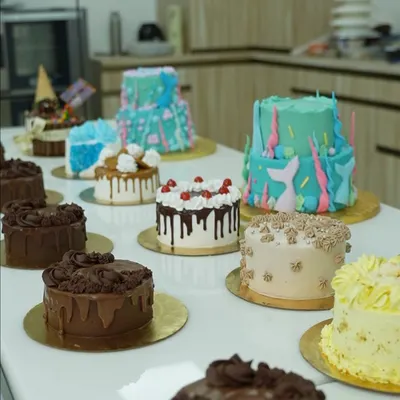 A glimpse of the final day display from our 5-day masterclass. Students learn to create a diverse range of cakes, including two-tier mermaid themes, chocolate drip cakes, and elegant floral designs, all ready for their portfolio.