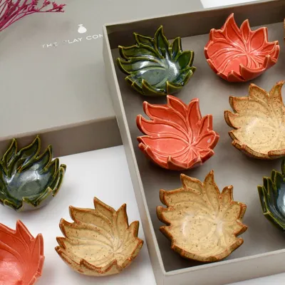 Our signature lotus bowls, presented in an elegant gift box, are perfect for festive gifting. Available in a variety of earthy glazes, these bowls can be used for serving snacks or as decorative pieces.