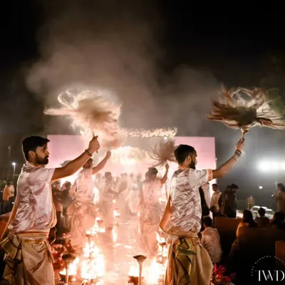 The sound of ringing prayer bells and chanting priests is a symphony to our ears. We recreated the divine energy of a Ganga Aarti for this wedding, with priests performing the ritual to bless the couple's union.
