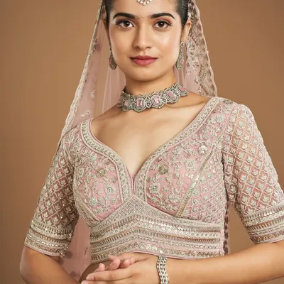 A perfect example of modern bridal elegance in a soft pink palette. The focus here is on dewy skin and delicately defined features that create a timeless and romantic feel.