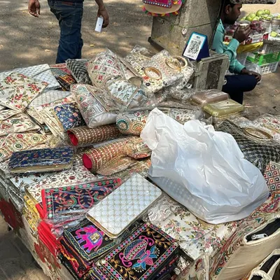 A little behind the scenes look at me hunting for unique embroidered bags in a Delhi street market. I search these hidden spots to find beautiful items at a much better harga than in big shops.