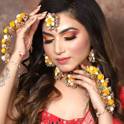 A perfect Haldi or Mehndi look. I created a bright, sunset-toned eye makeup look with a flawless base to complement the yellow floral jewelry. This style is fresh, vibrant, and stays put through all the festivities.