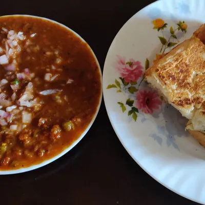 The classic combination of spicy, flavorful pav bhaji served with soft, butter-toasted pav. A Mumbai street food favorite perfect for any party.