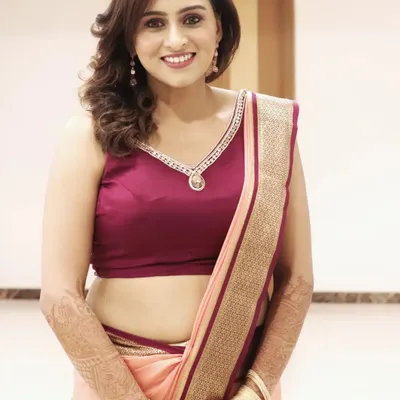 A beautiful party makeover. The makeup is soft and glamorous, with loose curls, perfect for a guest attending a wedding reception or sangeet.