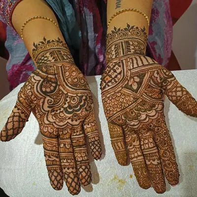 A dense and detailed bridal mehendi design that showcases the excellent staining power of my henna. The dark, consistent color is perfect for capturing the fine lines required in traditional wedding patterns.