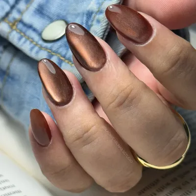 This is the trending silk cat eye effect in a rich, reflective brown. This technique creates a smooth, fabric-like shimmer that is both elegant and hypnotic, complementing all skin tones.