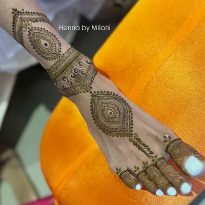 A simple yet striking foot mehendi design. The central paisley motif connected with delicate lines is perfect for someone who wants an elegant and minimalist look.