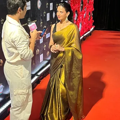 The stunning Shruti Sharma on the red carpet at the International Iconic Awards. I styled her in a classic gold tissue saree from Huts and Looms, paired with traditional jhumkas.