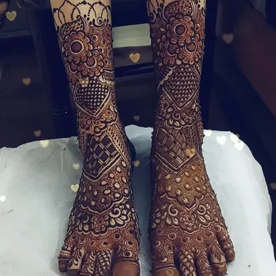 A classic and symmetrical bridal feet design. The intricate patterns cover the feet completely, creating a stunning look for the wedding day.