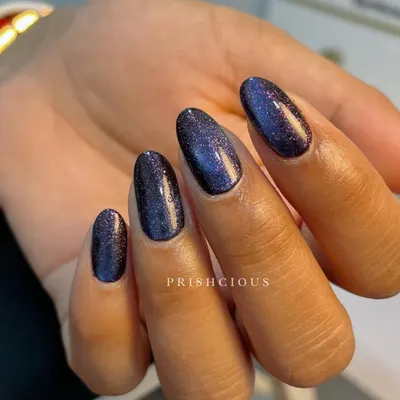 The cat eye effect is a classic for a reason. In my course, you'll learn how to use magnets to create this beautiful, shimmering galaxy look on any nail shape, a skill that clients absolutely love.