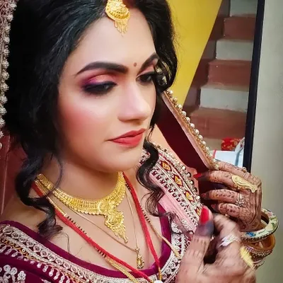 A quiet moment before the ceremony. This bridal look features classic red tones on the eyes and lips, paired with traditional gold jewelry for a timeless and elegant feel.