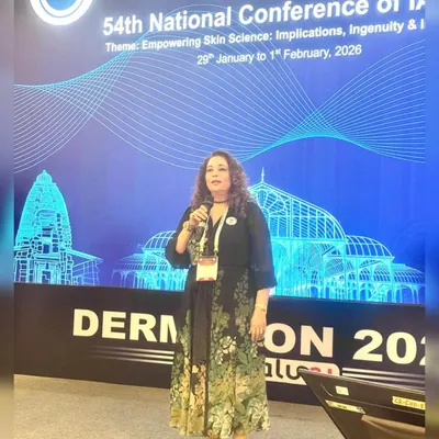 Here I am speaking at Dermacon 2026, where I was honored to chair and moderate a symposium on the role of retinoids in preventing early signs of ageing. It was an enriching session focused on evidence-based dermatology.