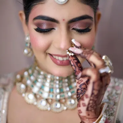 A close-up of Disha's beautiful Pheras makeup. I created a soft smokey eye with a hint of shimmer and a rosy nude lip to complement her stunning pastel lehenga. It’s all about those delicate details that bring the whole look together.