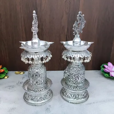 Yeh hamare antique Hamsa designer diya ka ek aur view hai. Iska multi-layered design aur ghungroo (pearls) isse behad aakarshak banate hain.
