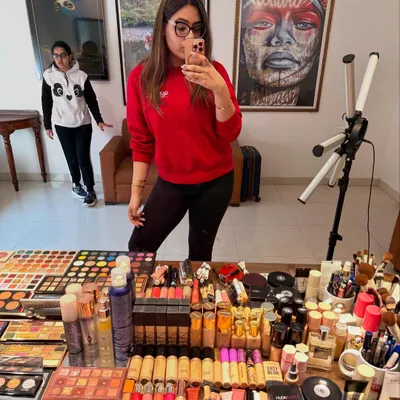 Just me in my favorite zone, all set and charged up to doll up my bride. I'm so grateful for a job that I love doing every single second. This is my happy place.