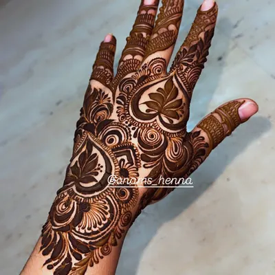 A classic Arabic-style design with bold, heart-shaped leaf motifs. The use of shading and negative space makes the pattern really stand out.