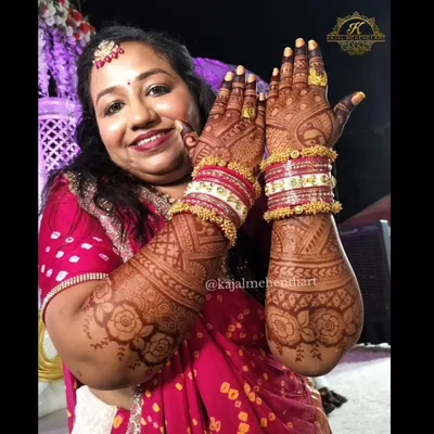 The groom's sister deserves to shine too. Here she is, looking radiant and showing off her full-hand mehndi design, complete with a beautiful dark stain.