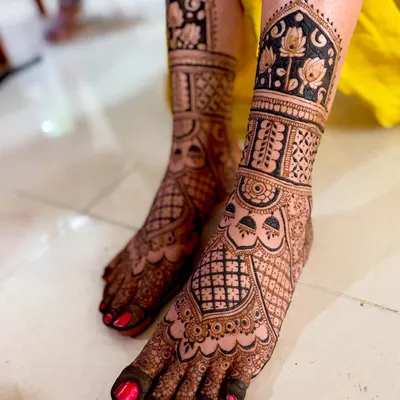 A beautiful full-coverage bridal feet mehendi. This design features intricate jaali work on the foot and a lovely floral band on the ankle.