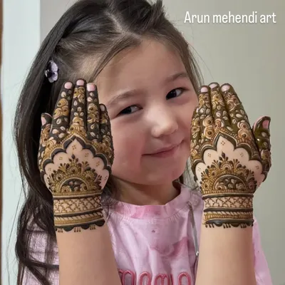 It's always a joy to apply mehendi for kids. I use simple, traditional motifs that are quick to apply and look adorable on small hands. My henna is 100% natural and safe for all skin types.