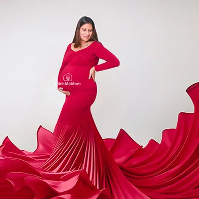 The power of red. This stunning gown with its dramatic, pleated train creates a breathtaking silhouette. I use fabric tossing techniques to add movement and life to the portrait, making you look and feel powerful.