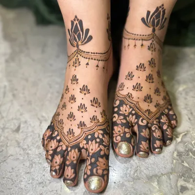 A modern and delicate design for the feet, featuring hanging lotus motifs that look like beautiful anklets.