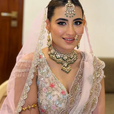 This playful bride is wearing a lovely pastel pink lehenga for her phera ceremony. I'll teach you how to create a fresh, youthful look with a pop of liner to suit this modern bridal style.