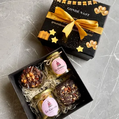 A classy and indulgent custom hamper we curated for Condé Nast. This box includes our dessert jars and fudgy brownies, elegantly packaged for their team celebrations.
