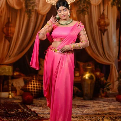 A Bollywood recreation of Deepika Padukone's look from Om Shanti Om. I was so happy to provide the jewellery for this creative project. The emerald Kundan set was a perfect match.