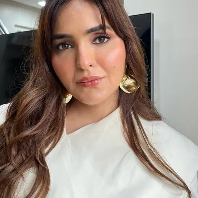 This is a perfect example of my professional headshot makeup. I created a soft, natural glam look with a subtle smoked liner and a neutral lip to give my client a confident and polished appearance for her interview.