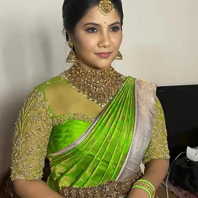 Keeping it simple yet elegant for the sister of the bride. This soft glam look complements her vibrant green saree and traditional Indian jewellery, highlighting her natural beauty with a touch of grace.