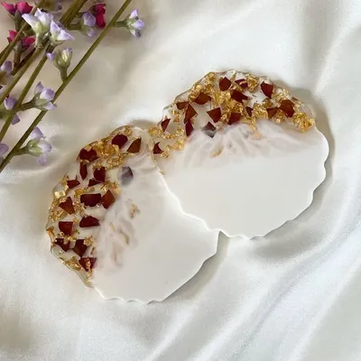 These agate-style coasters feature a classic combination of preserved red rose petals and gold flakes against a clean white base. They are perfect for adding a touch of elegance to your coffee table.