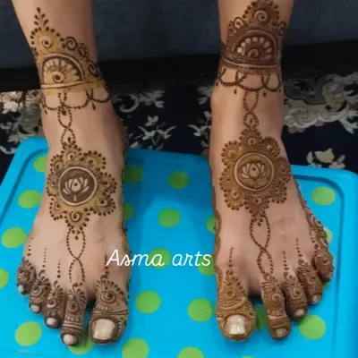 I also offer mehendi for feet. This design features a central lotus mandala with delicate patterns extending to the toes and ankles, like beautiful natural jewelry.