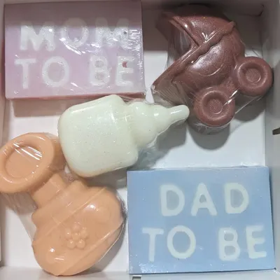 This "Mom to be" and "Dad to be" soap set is the heart of my baby shower hampers. It's a sweet and practical gift for expecting parents, made with my gentlest camel milk formula.