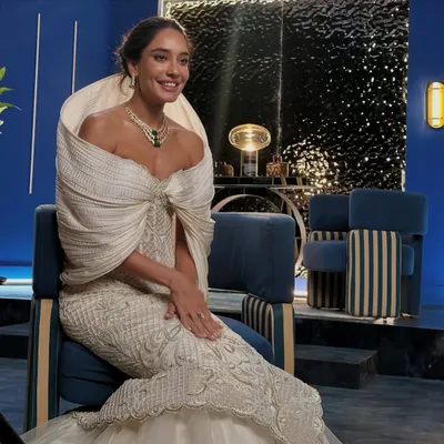 Lisa Haydon commands the spotlight in a breathtaking ivory fit-and-flare gown, hand-embellished to perfection and finished with a striking structured hood. A silhouette that speaks in couture.