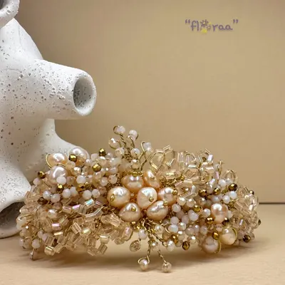 Introducing the "Boquetta Bracelet" from my FLORAA collection, handcrafted with freshwater pearls and peach crystals.