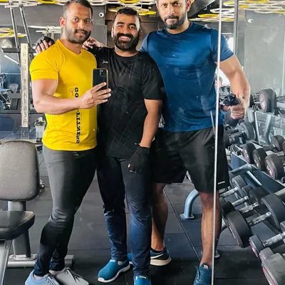 A gym session with Karthik Mahesh, winner of Bigg Boss Kannada Season 10, and one of my trainers. We believe in being an inspiration, and we train with people who inspire others.