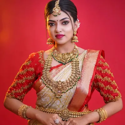 A classic South Indian bridal look featuring our layered temple jewellery set. The combination of a choker and long necklace provides a regal feel, perfect for your wedding day.