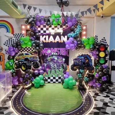 We went all out for this Monster Jam theme, creating a dynamic backdrop with monster trucks, a custom racetrack floor, and a spectacular balloon arrangement. It’s a high-octane party setup for any little racer.