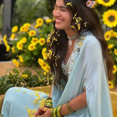 The pure joy of a Haldi ceremony. For Serena's look, we went with a fresh, sun-kissed glow that matched the vibrant, happy energy of the day. It’s all about creating memories.