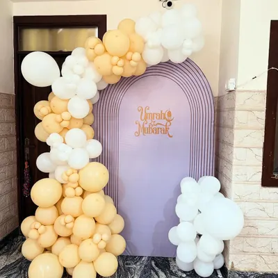 The complete 'Umrah Mubarak' decoration setup. The asymmetrical balloon arch and custom backdrop create an elegant and welcoming entrance for guests.