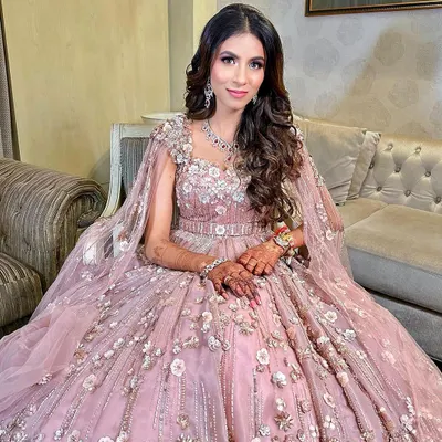 The talented singer Ada looks like a real-life princess for her engagement. We created a soft glam look with pink tones to complement her magnificent floral gown.