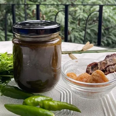 A preview of my Kothmiri Thokku, showing the fresh ingredients that go into it. You can see the green chillies, tamarind, and jaggery that create its unique spicy, tangy, and sweet flavour profile. It’s a taste of tradition in a jar.