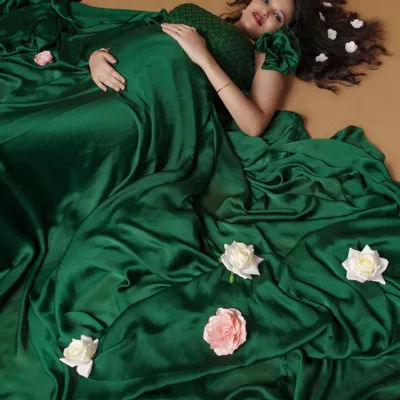 This emerald green satin maternity gown creates a truly stunning visual. The rich fabric drapes beautifully over the baby bump, making it a perfect choice for an artistic and memorable photoshoot.