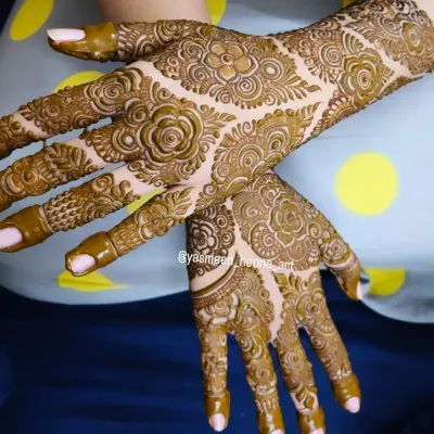 A beautiful floral design that focuses on the back of the hand. This style is elegant and perfect for any party or festival.