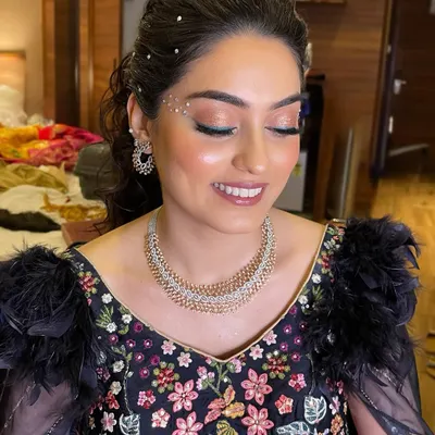 A close-up of this dreamy sangeet makeup. I used soft shimmer on the lids with delicate pearl and crystal details near the eyes to catch the light, paired with radiant skin for an ethereal glow.