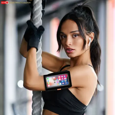 This dynamic gym-based lifestyle shot shows a fitness armband in its intended environment. We create aspirational and action-oriented images that resonate with fitness enthusiasts.